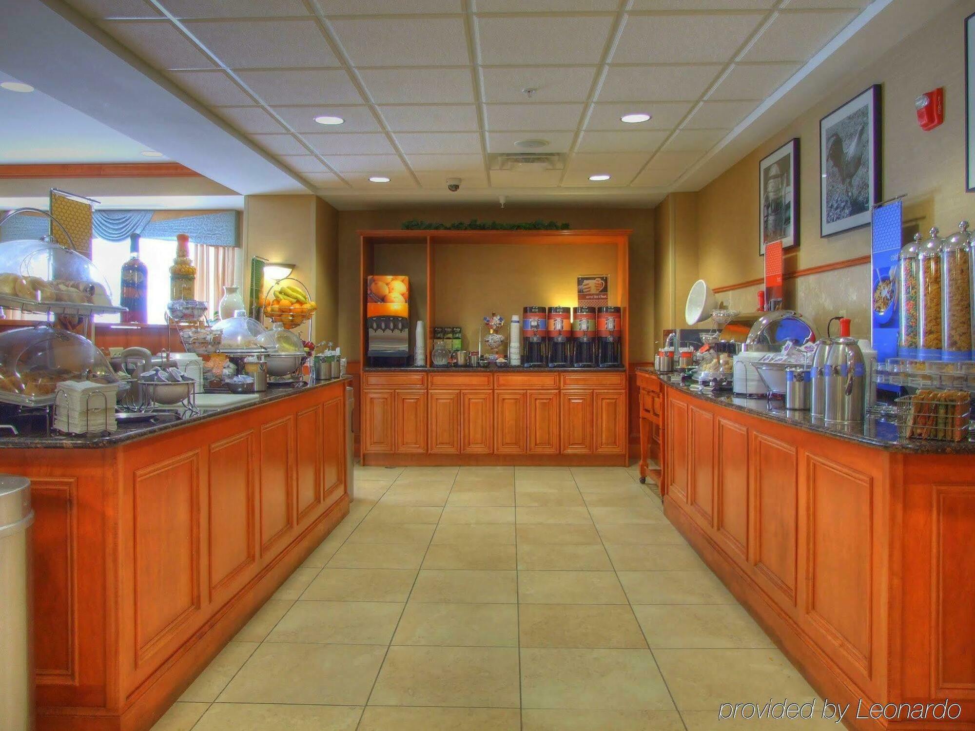 Hampton Inn Commerce/Novi Restaurant photo
